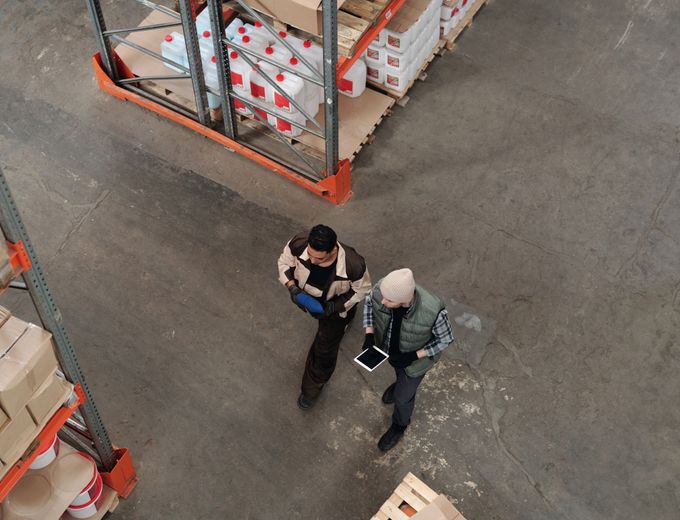 Cliente y responsable revisando el estado del servicio