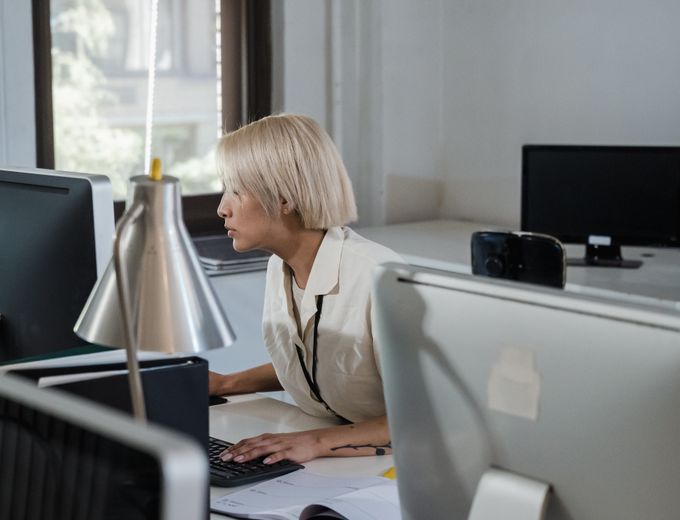 Supervisora revisando la operación desde la computadora